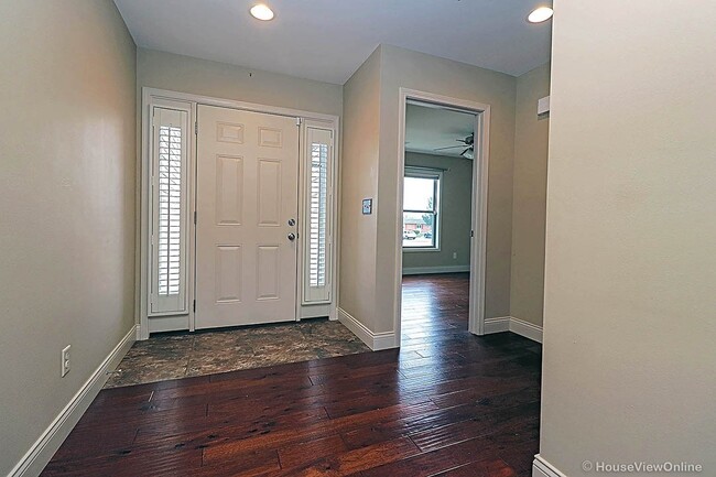 Building Photo - Duplex in Jackson