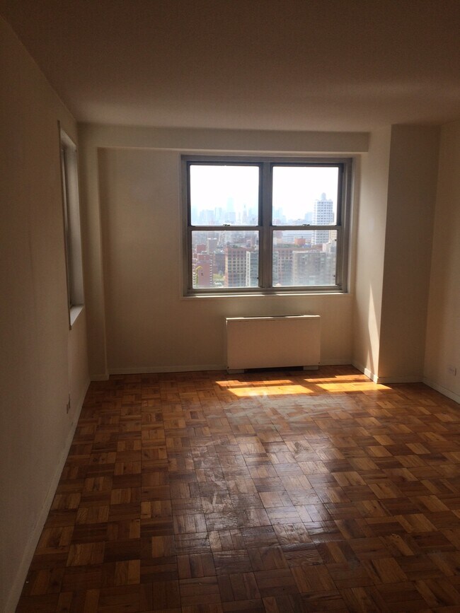 Building Photo - 300 E 40th St