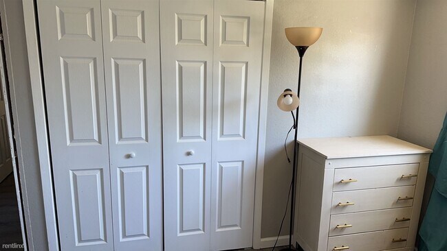 Foto del edificio - Room for Rent, 1 bath House - 2008 El Cami...