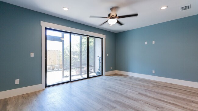 Foto del edificio - 6475 Oak Shr Dr