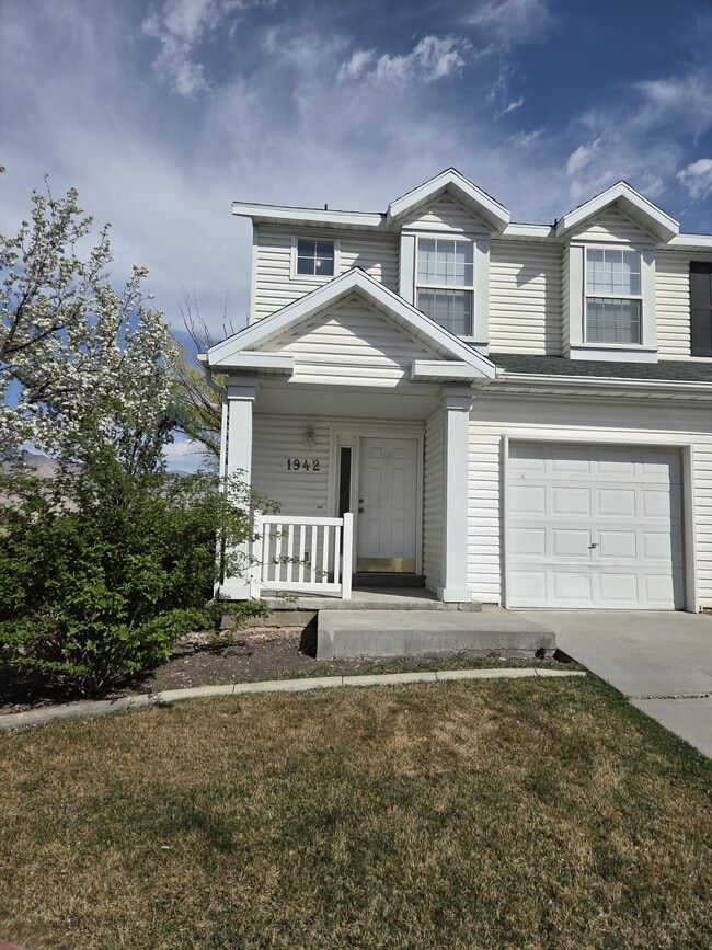 Building Photo - 1942 20 E