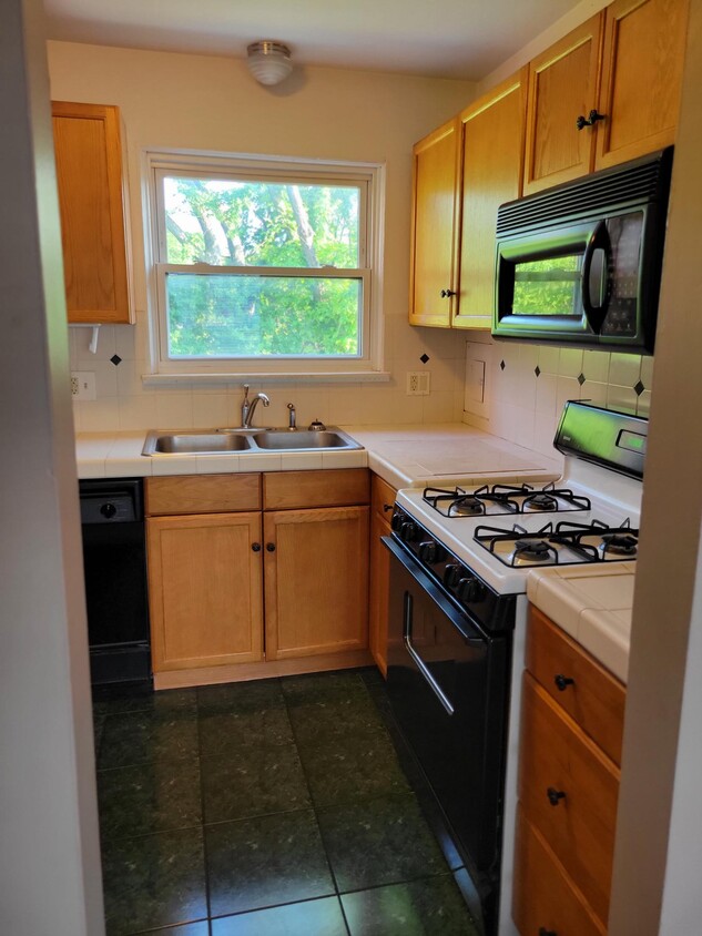 Foto principal - 2807 W 13 Mile Rd