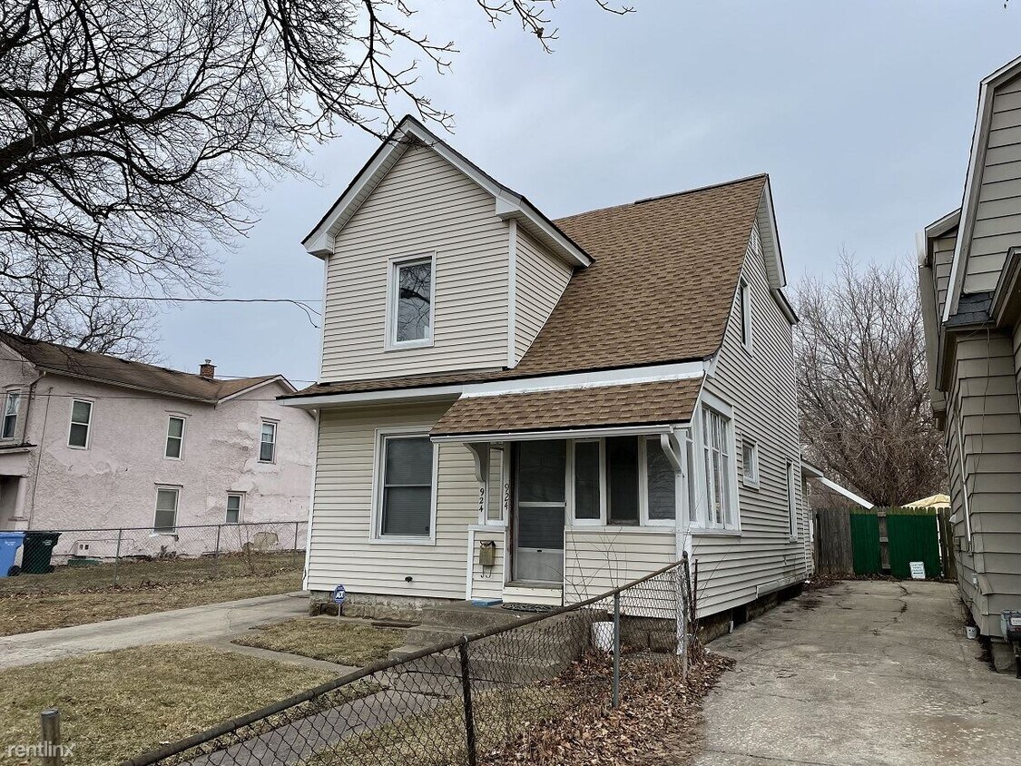 Primary Photo - 3 br, 2 bath House - 924 W Hillsdale St