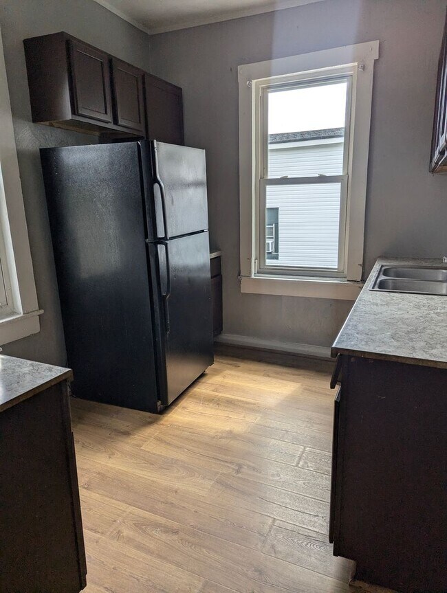 Foto del edificio - MOVE IN READY 4 Bedroom in the Heart of Portsmouth!