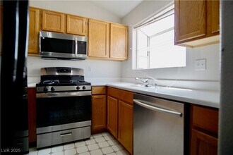 Building Photo - 733 Anne Ln