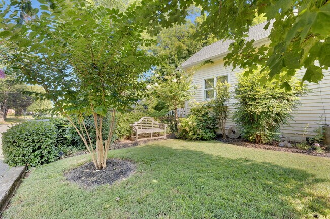 Building Photo - Beautiful Furnished 3 Bedroom Home in Historic District