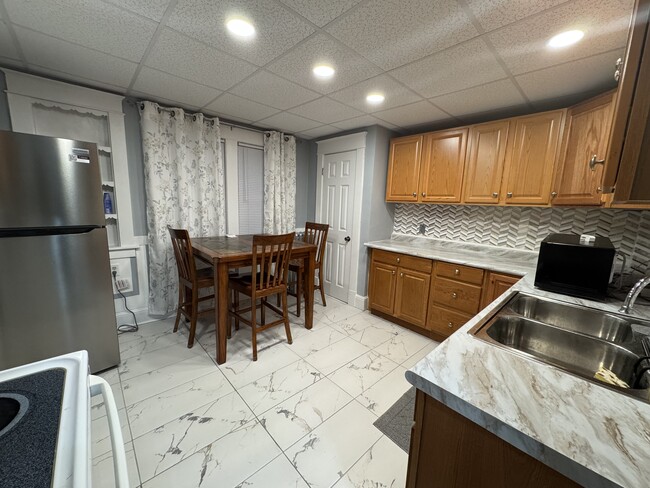 Building Photo - 127 Carver St