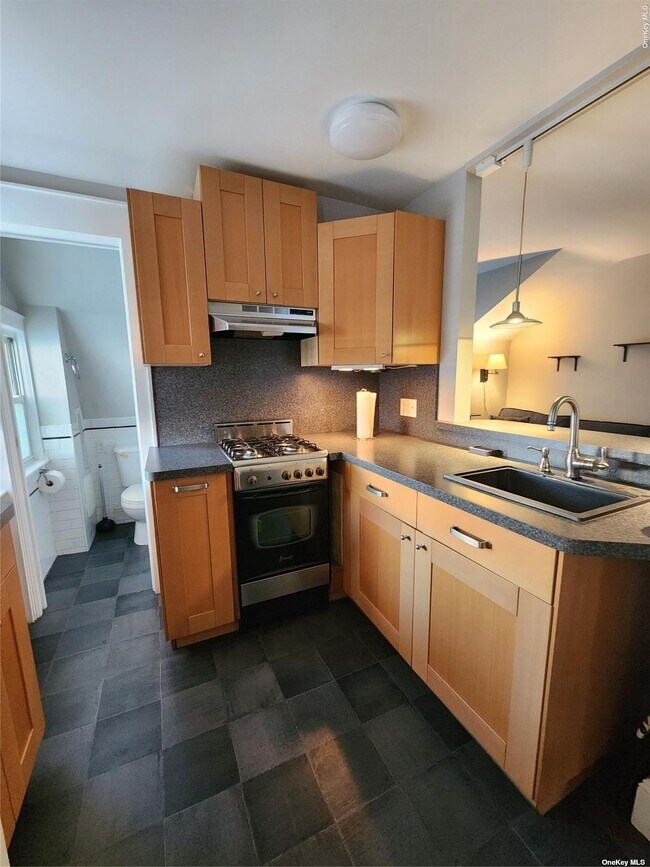 15 McKee St Unit 2nd Fl, Floral Park, NY 11001 Room for Rent in