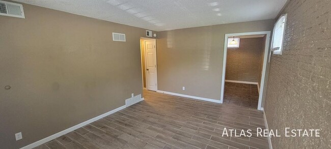 Building Photo - Cozy 2 bedroom 1 bathroom apartment in Ple...
