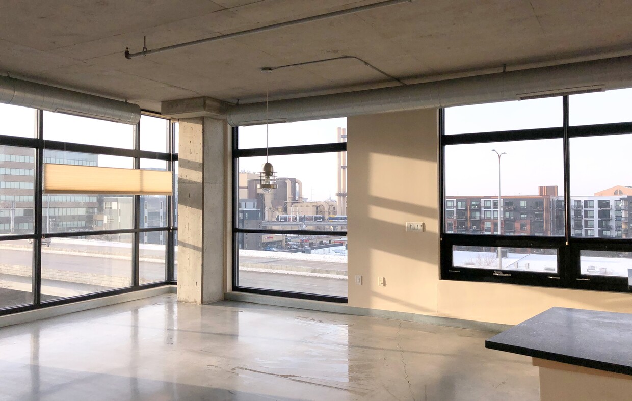 Living/Dining Area & City Views - 720 N 4th St