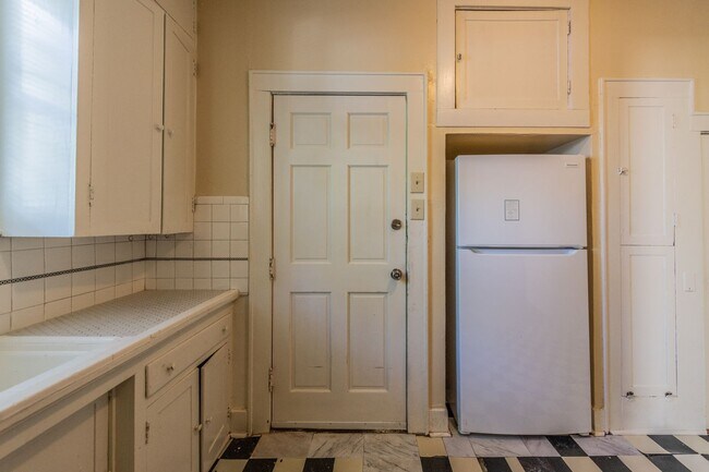 Foto del edificio - 327 Eleanor Ave