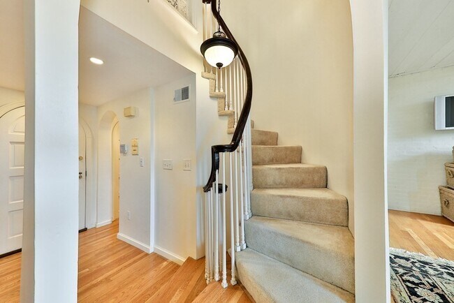 Building Photo - 124 Beacon St