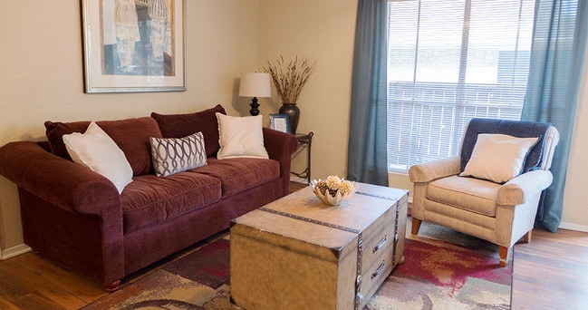 Foto del edificio - z-050225-Oakwood Village Apartments