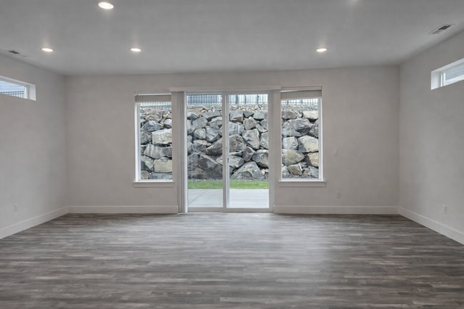 Foto del edificio - 1 MONTH FREE WHEN YOU SIGN A 15 MONTH LEASE! BRAND NEW TOWNHOME IN THE DESIRABLE SOUTHRIDGE AREA!