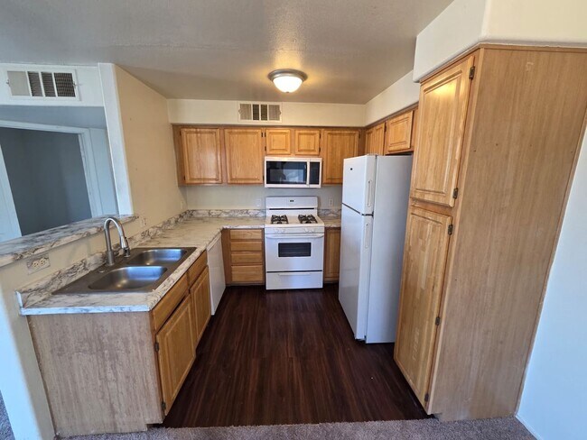 Foto del edificio - Spacious 3-Bedroom, 2-Bath Condo with Priv...