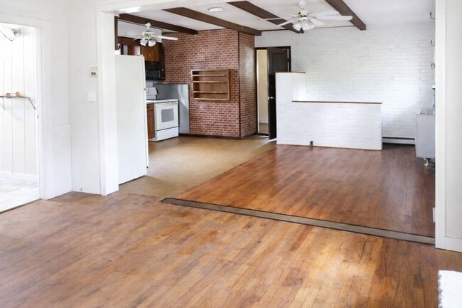 Building Photo - Spacious 5-Bedroom, 4-Bathroom Home Near UVM & Downtown Burlington (10 Walnut St)