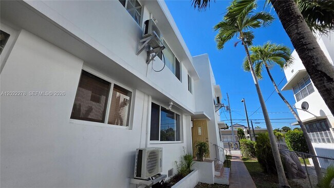 Foto del edificio - 7629 Dickens Ave