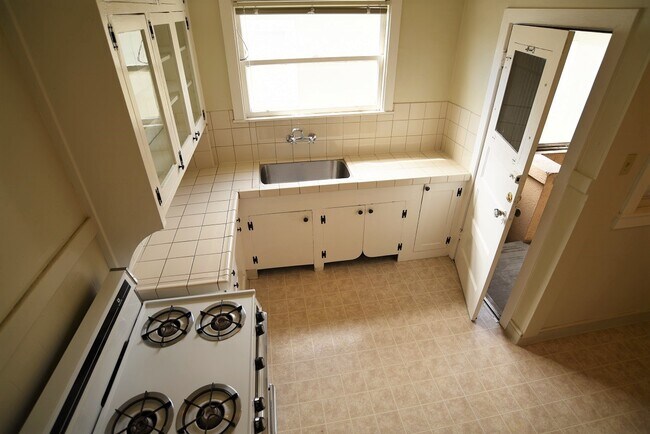 Building Photo - 477 41st St