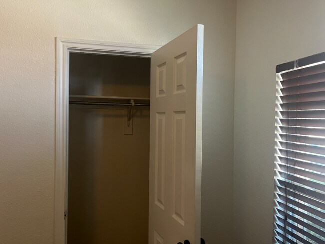 Building Photo - 825 Oak Hollow Ln