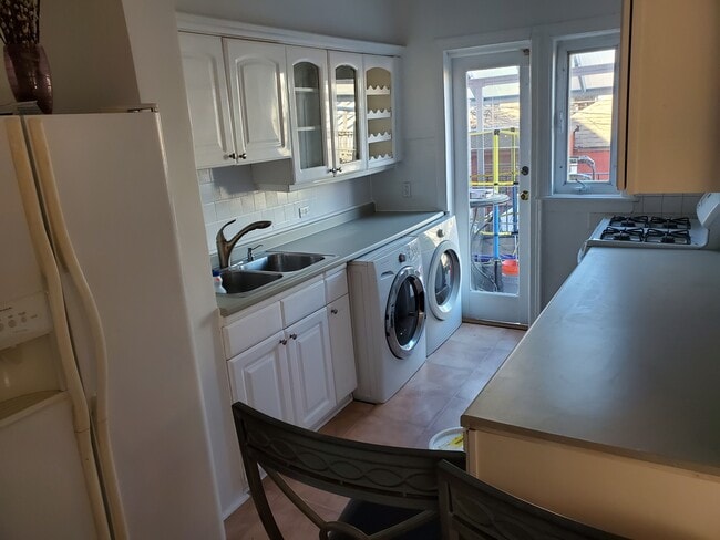Kitchen - 3839 Neptune Ave
