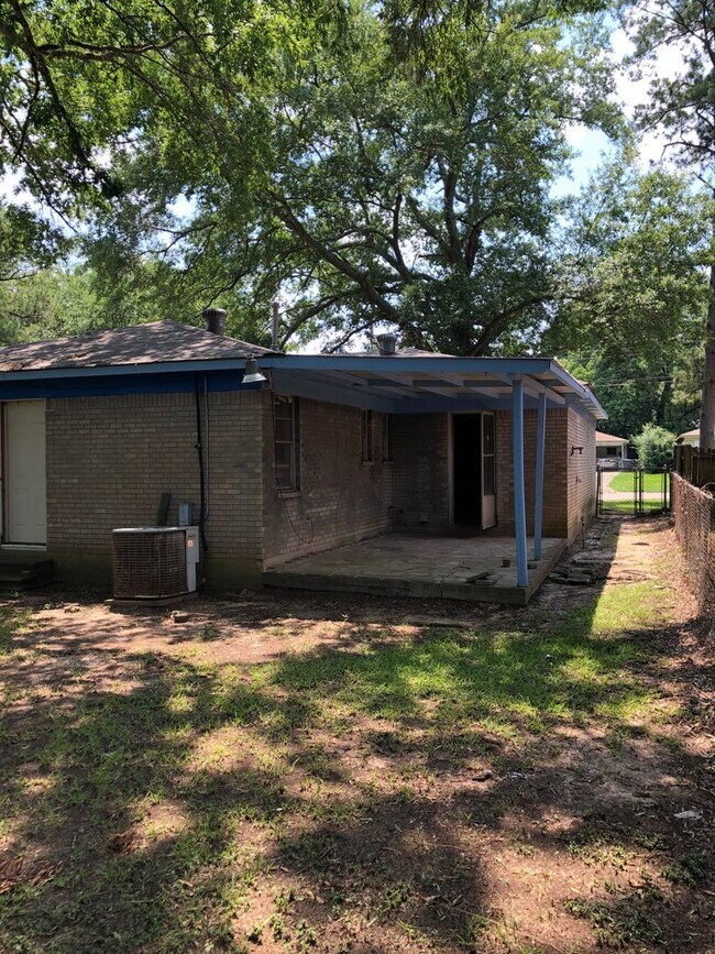 Building Photo - 6805 Despot Rd