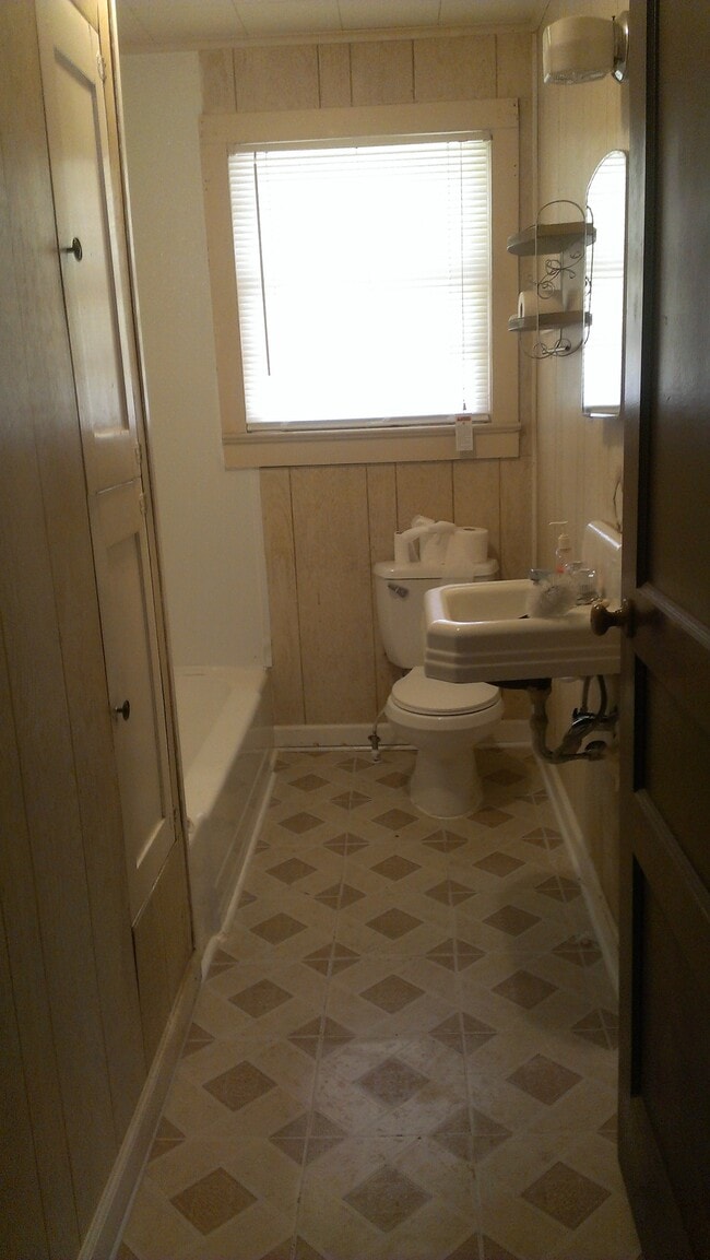 Building Photo - 139 Colonial Avenue