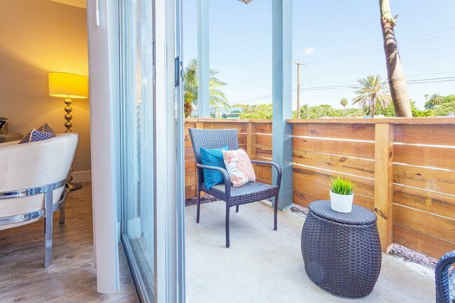 mhf-patio.jpg - Westshore Palms at Kennedy