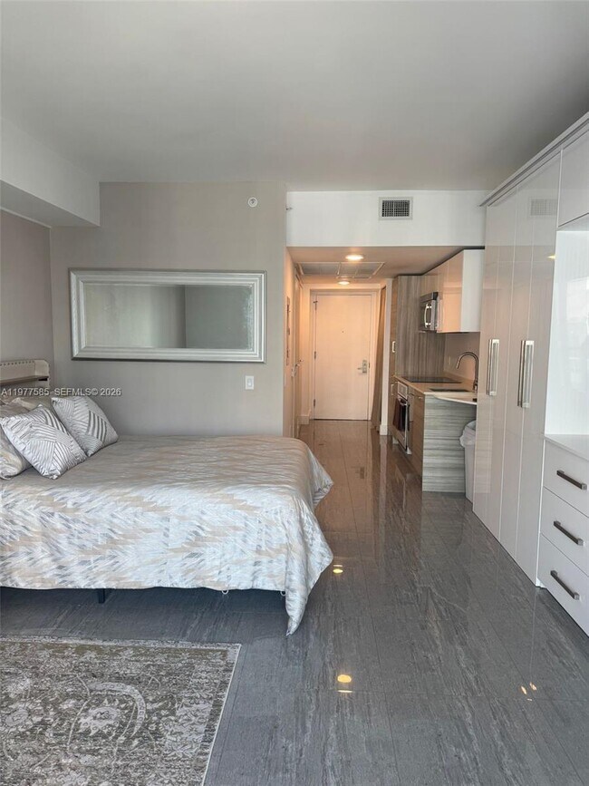 Building Photo - 1300 Brickell Bay Dr