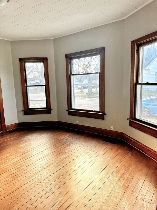 Foto del edificio - DEPOSIT MOVES YOU IN! NO RENT UNTIL AUGUST...