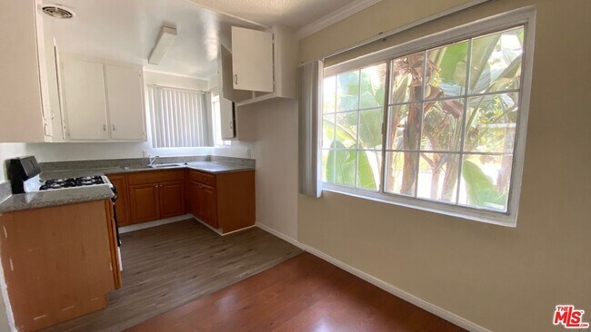 Foto del edificio - 443 S Wilton Pl