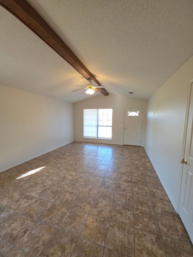 Building Photo - 817 W 12th St