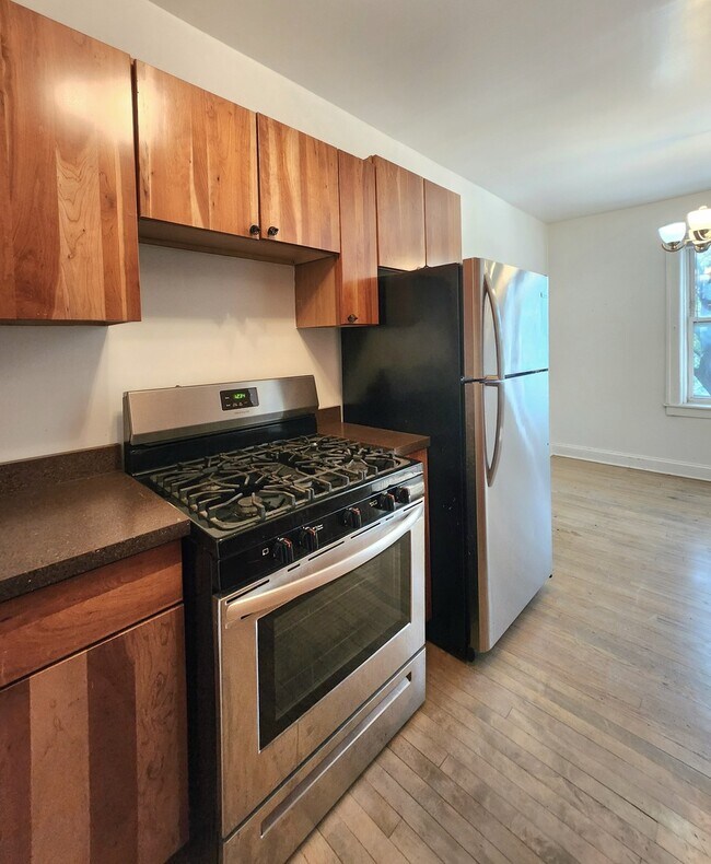 Foto del edificio - 3806 W Irving Park Rd