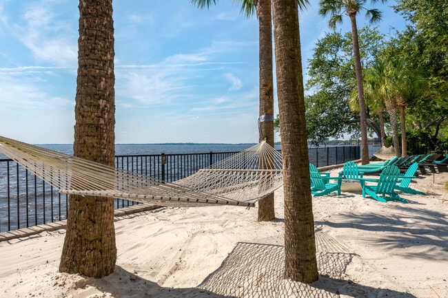 Disfrute de hermosas vistas al río. - 2054 Riverside
