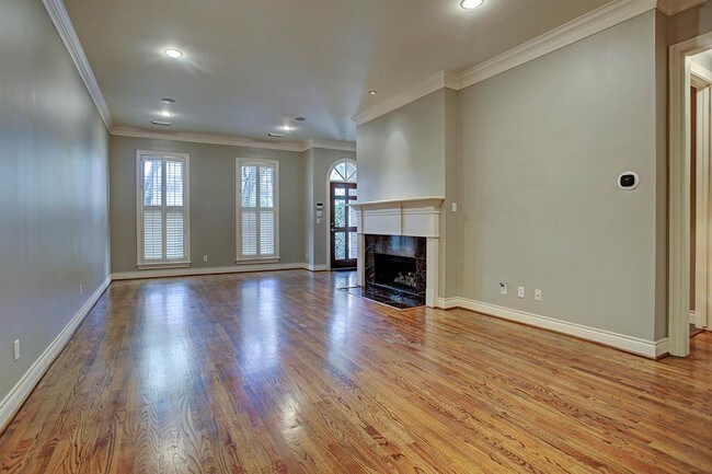 Building Photo - 5148 Chevy Chase Dr