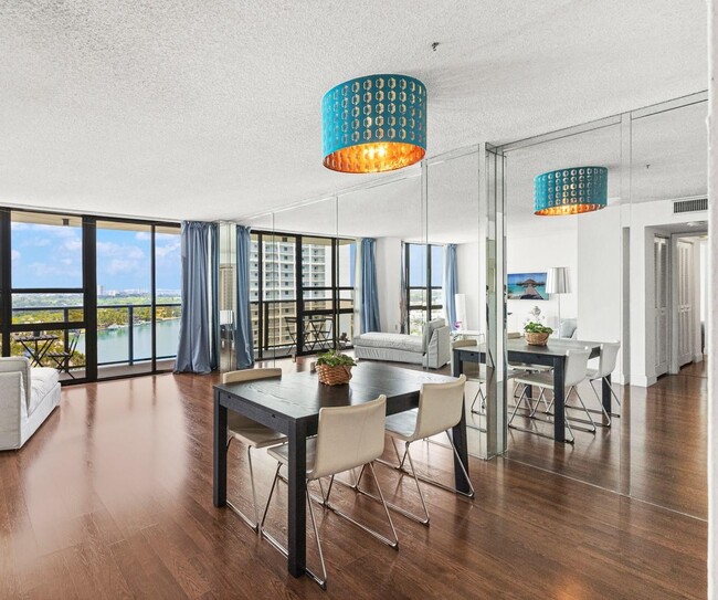 Foto del edificio - 600 NE 36th St
