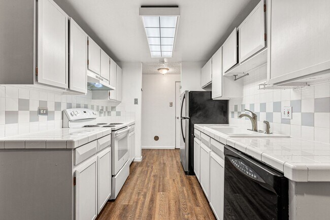 Building Photo - Condo in Historic Governor's Park!