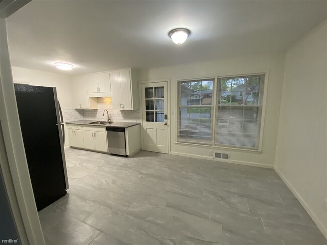 Building Photo - 3 br, 2.5 bath Townhome - 7036 Metcalf Avenue