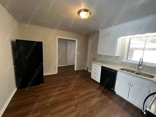 Building Photo - 9825 Maple Ln