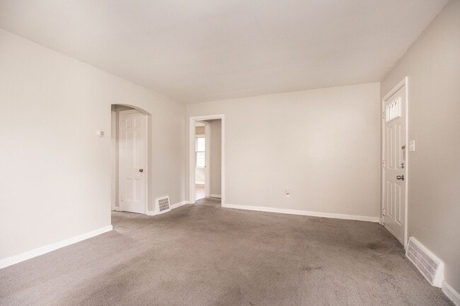 Building Photo - 3 BED, 1 BATH BEAUTIFUL  SINGLE-FAMILY HOME IN CLEVELAND!