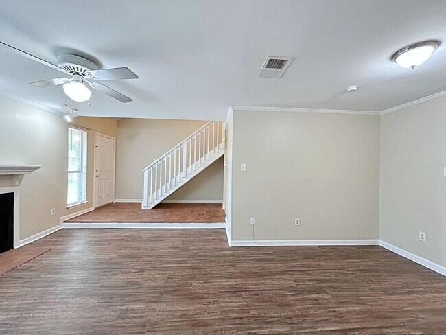 Foto del edificio - Prime 3 Bed, 2.5 Bath with Fireplace & Fenced Patio!