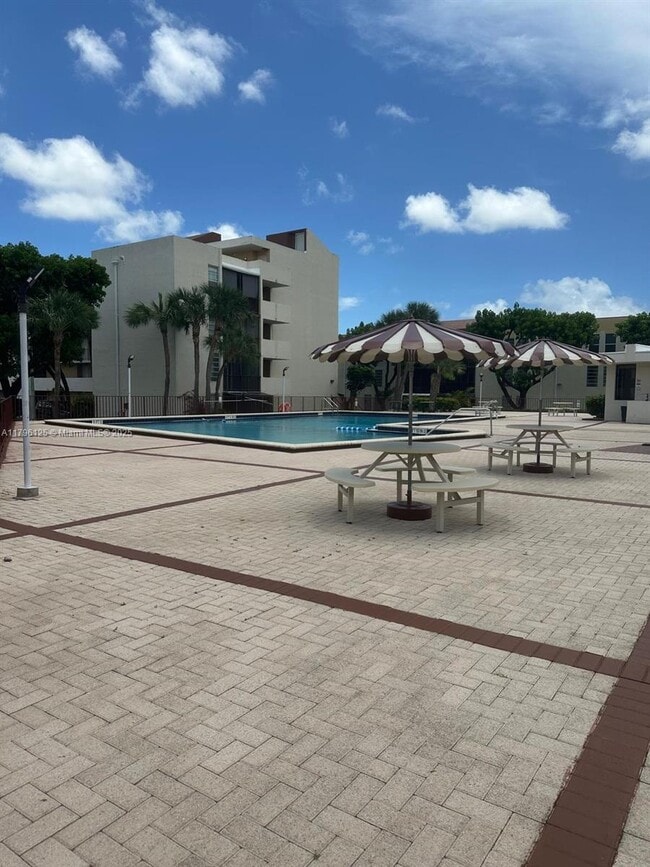 Building Photo - 8870 Fontainebleau Blvd