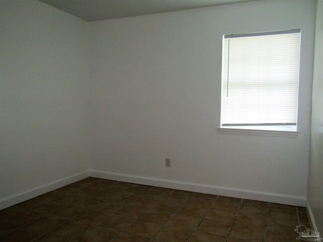 Building Photo - 1600 Green Briar Pkwy