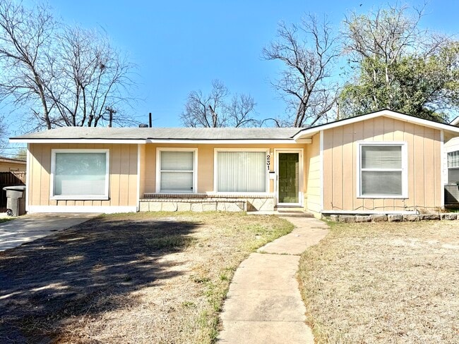 Building Photo - 231 Storeywood Dr