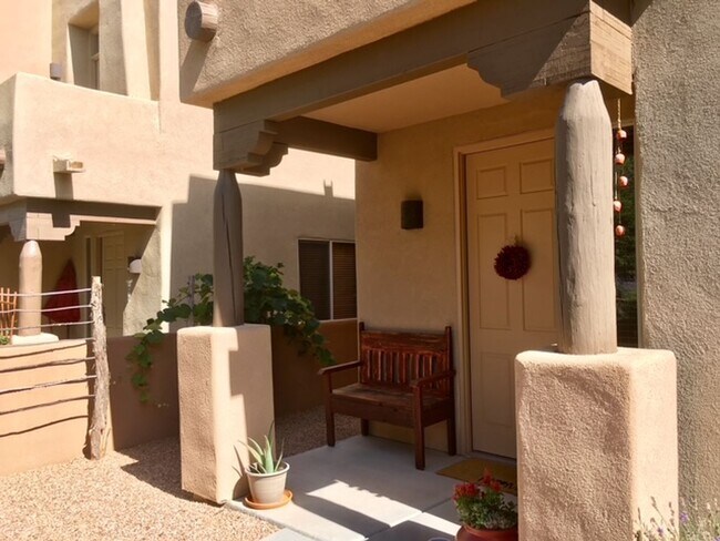Foto del edificio - Beautiful Fully Furnished 2 Bedroom Townho...