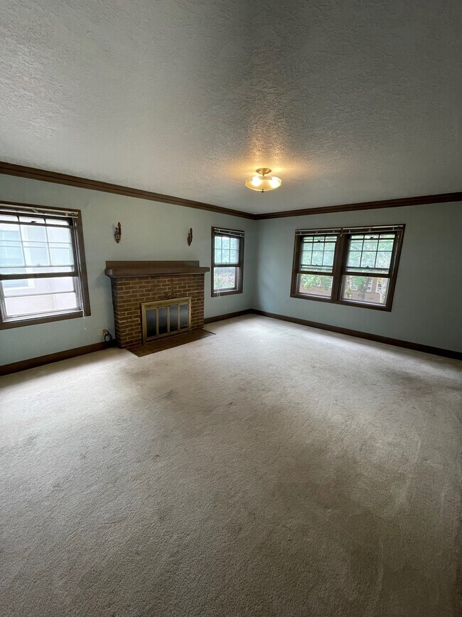¡Sala de estar de 14 x 18 con chimenea de leña en funcionamiento! - 1223 NE Schuyler St