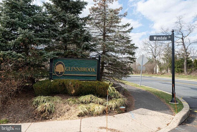 Building Photo - 122 Suffield Ct