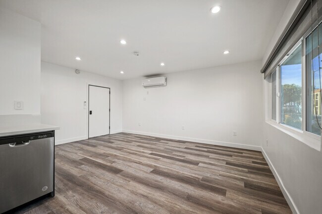 Foto del edificio - 1352 W. 36th St.