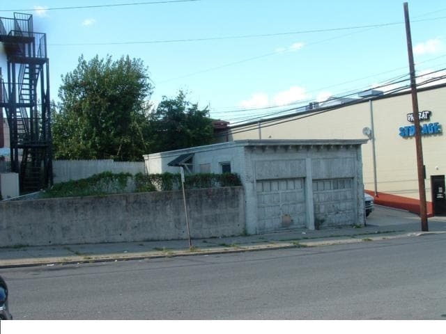 Garage - 801 N 4th St