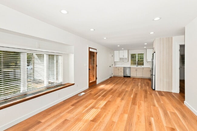 Building Photo - **FULLY REMODELED SAMMAMISH HOME WITH HUGE FENCED YARD!** AVAILABLE NOW FOR RENT!!!