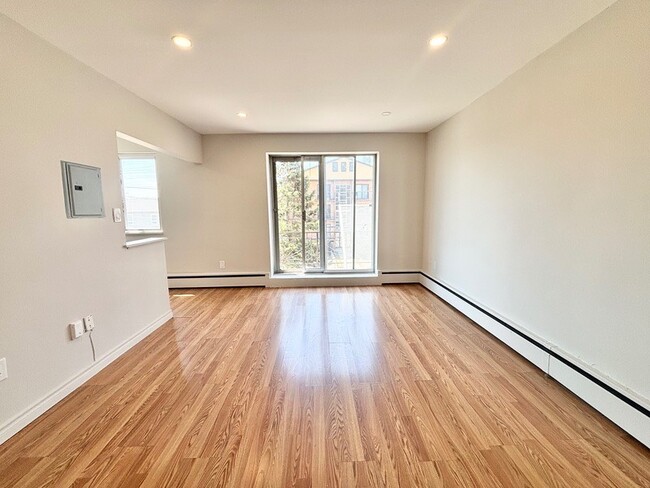 Building Photo - 10 W Park Ave